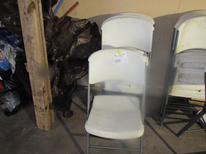 lot 17 image: lot of 5 plastic chairs.