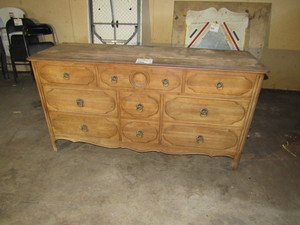 lot 20 image: Vintage dresser