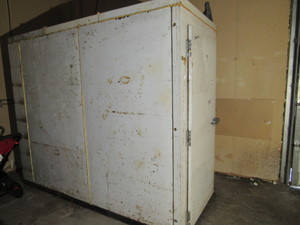lot 8 image: 9 foot walk in cooler