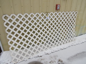 lot 22 image: 20 x section plastic Lattice fencing