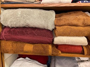 lot 15 image: Large Lot of Linens