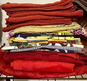 lot 18 image: Lot of Linens
