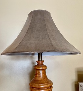 lot 14 image: Decorative Wooden Table Lamp