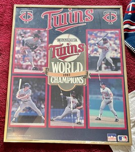 lot 38 image: Minnesota Twins Items