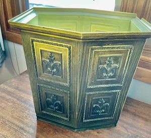 lot 45 image: Vintage Plastic Garbage Can
