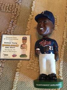 lot 252 image: Twins Bobble Heads