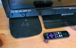 lot 198 image: Emerson 31 TV With Roku