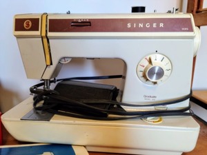 lot 231 image: Singer 935 Sewing Machine