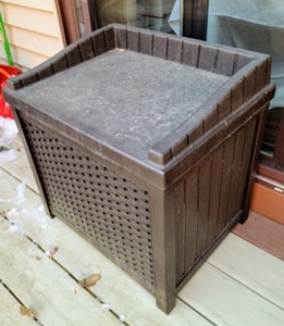 lot 320 image: Suncast Storage Box and Decor