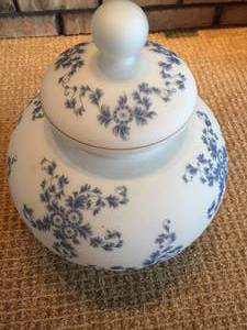 lot 328 image: Large Blue Floral Print Covered Jar