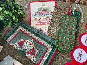 lot 325 image: Christmas Deco Lot