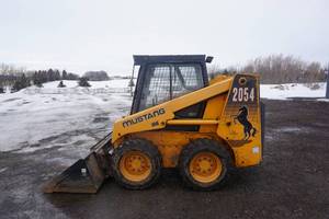 lot 7 image: 2002 Mustang Model 2054 Skid Loader Skid Steer