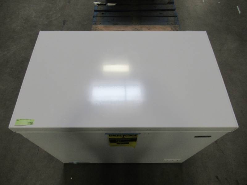 lot 104 image: Magic Chef 8.7 cu. ft. Manual Defrost Chest Freezer in White HMCF9W3