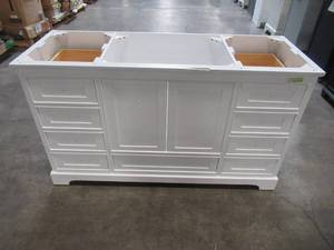 lot 86 image: Wyndham Collection Margate 60 in. W x 22 in. D Bath Vanity in White WCV303060SWHCMUNSM56