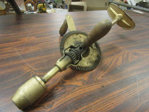lot 806 image: VINTAGE HAND-CRANK DRILL