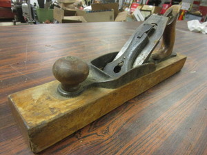 lot 818 image: VINTAGE WOODEN HAND PLANER
