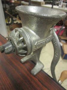 lot 823 image: VINTAGE UNIVERSAL #2 MEAT GRINDER