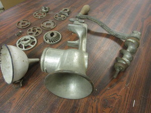 lot 825 image: VINTAGE UNIVERSAL #3 MEAT GRINDER, WITH MISC. PARTS