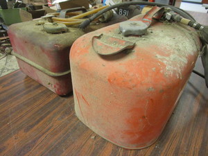lot 830 image: VINTAGE JOHNSON 6-GALLON GAS TANK, OTHER GAS TANK