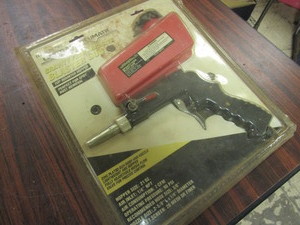 lot 832 image: CENTRAL PNEUMATIC GRAVITY FEED ABRASIVE BLASTER GUN - NEW
