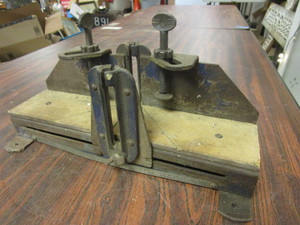 lot 834 image: VINTAGE STANLEY METAL CUTTING MITRE BOX