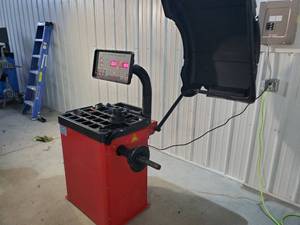 lot 3 image: Tuxedo Tire Balancer