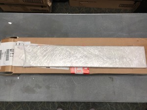 lot 40 image: NEW 21 White Marble Side Splash