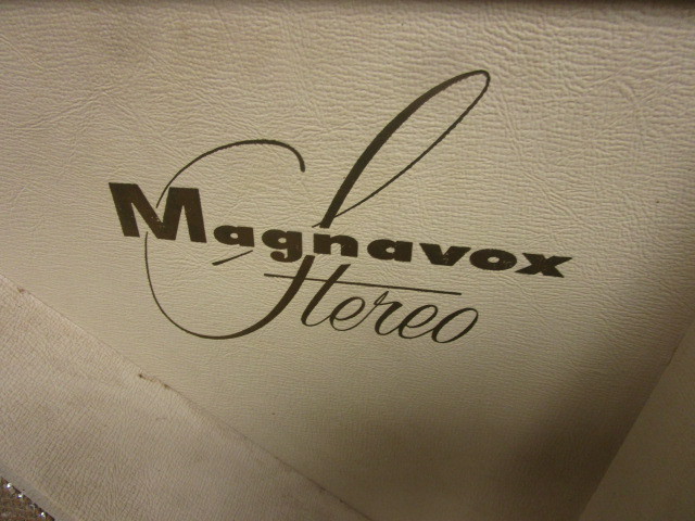 lot 923 image: VINTAGE MAGNAVOX STEREO