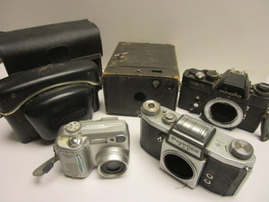lot 906 image: MISC. CAMERAS AND CASES