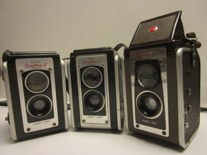lot 907 image: KODAK DUAFLEX CAMERAS