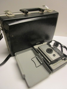 lot 909 image: VINTAGE POLAROID AUTOMATIC 103 LAND CAMERA