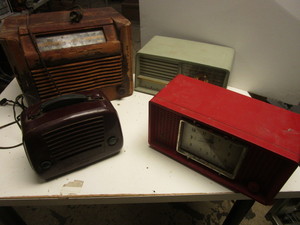 lot 922 image: VINTAGE RADIOS, RCA VICTOR, ARVIN, SYLVANIA, SONORA