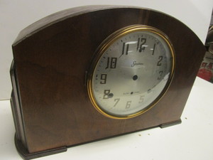 lot 927 image: VINTAGE SESSIONS MANTLE CLOCK