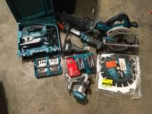 Lot of assorted Makita Tools and accesories customer returns various conditions see pictures