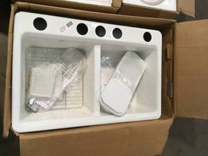 PALLET WITH ASSORTED CERAMIC SINKS SEE PICTURES