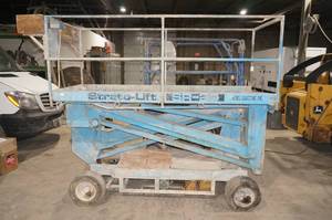 lot 54 image: Strato-Lift SR-20 Scissor Lift