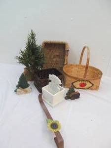 Baskets, pine tree, door holder