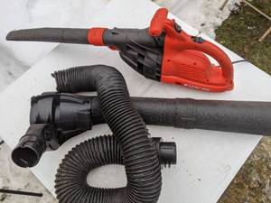 lot 276 image: Black & Decker BV2500 Leaf Hog w Hose Attachment