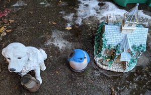 lot 289 image: Whimsical Outdoor Decor
