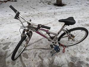 lot 294 image: Huffy Red Rock Womens Mountain Bike and Air Pump