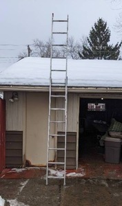 lot 212 image: 16 Aluminum Extension Ladder