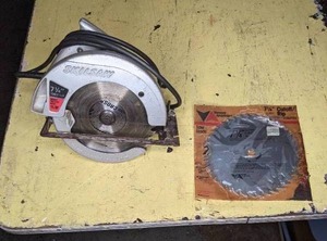 lot 232 image: Vintage Skilsaw 7 14 Circular Saw w Extra Blade