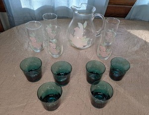 lot 33 image: Assorted Vintage Glass Drinkware