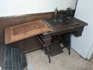lot 10 image: Antique Sears Roebuck Sewing Machine & Cabinet