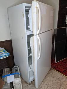lot 17 image: Frigidaire Refrigerator-Freezer