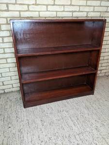 lot 18 image: Simple Wood Bookcase
