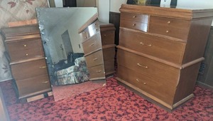 lot 26 image: Vintage Dixie Bedroom Furniture Set