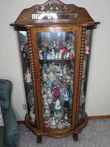 lot 168 image: Gorgeous Wood & Glass Curio Cabinet