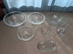 lot 39 image: Assorted Glass Kitchen Items
