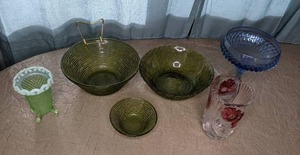 lot 45 image: Six Vintage Colored Glassware Pieces